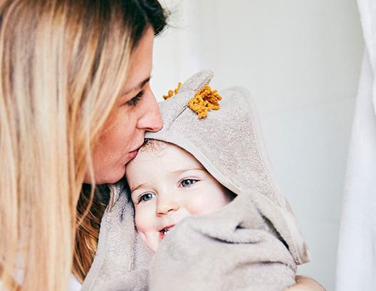 LINIMENTO DE Mustela  Con una fórmula a base de aceite de oliva virgen  extra y agua de cal, el Linimento limpia y protege la piel del culito del  bebé con suavidad